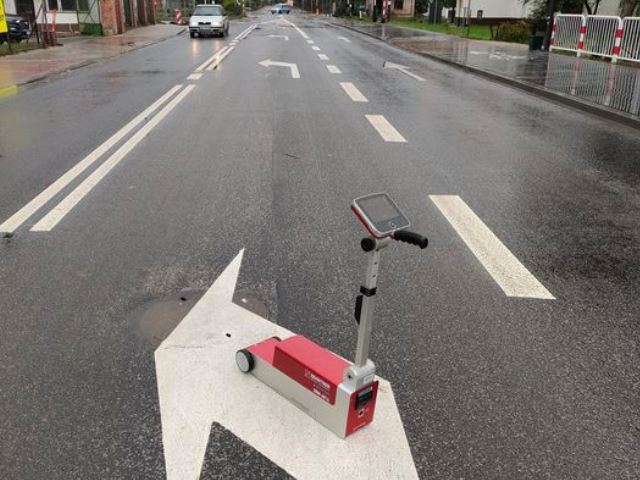 Urządzenie do pomiaru odblaskowości oznakowania poziomego